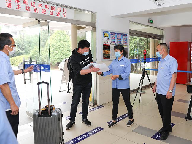 男宿管闯入女生宿舍后续处理情况,男宿管闯女宿舍取消你入住资格