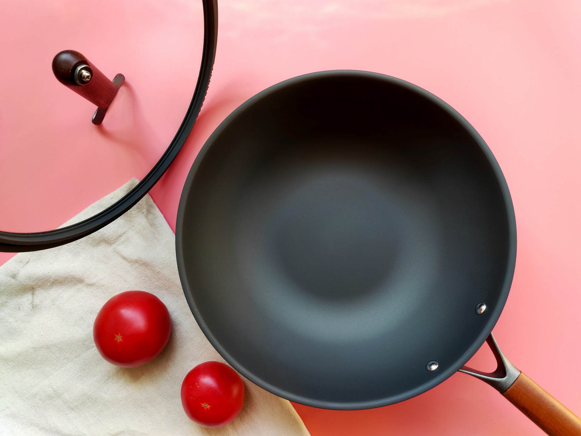 为了突破厨艺瓶颈,这个锅我背了,三禾窒氮轻铁锅使用体验