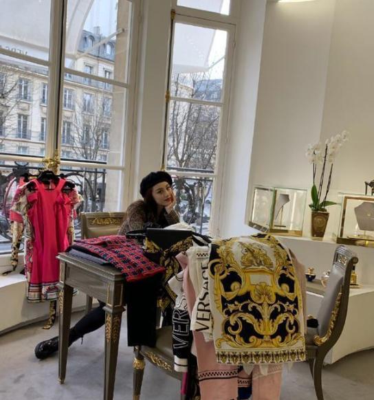 葛天真会“博眼球”，格子西装配紧身裤凹出大长腿，这身材罕见