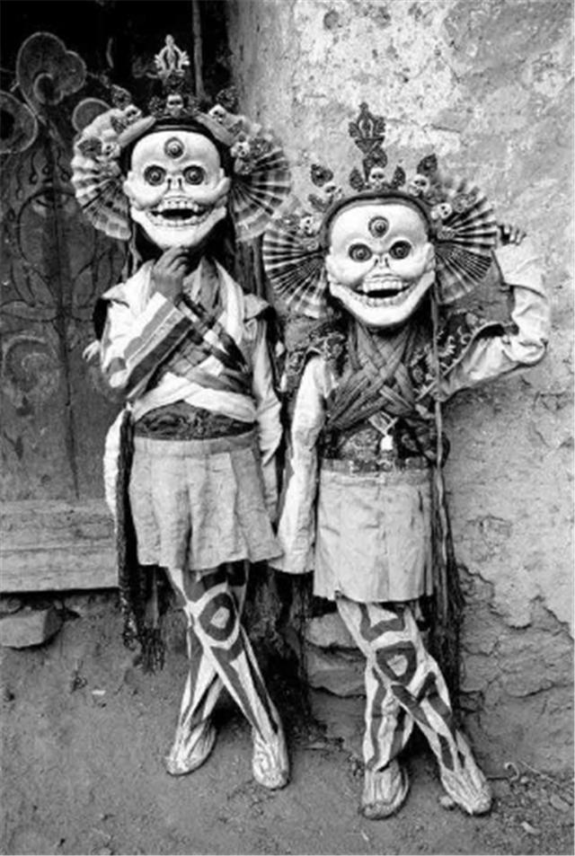 学大禹坡脚的姿态，喊“急急如律令”的咒语，浅析东汉巫觋的规范