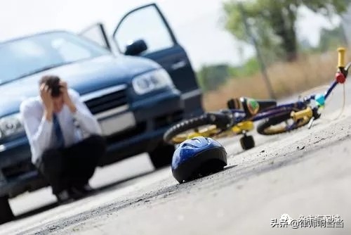 开车撞人是先报警还是先救人,开车撞了人到底要不要垫付医药费