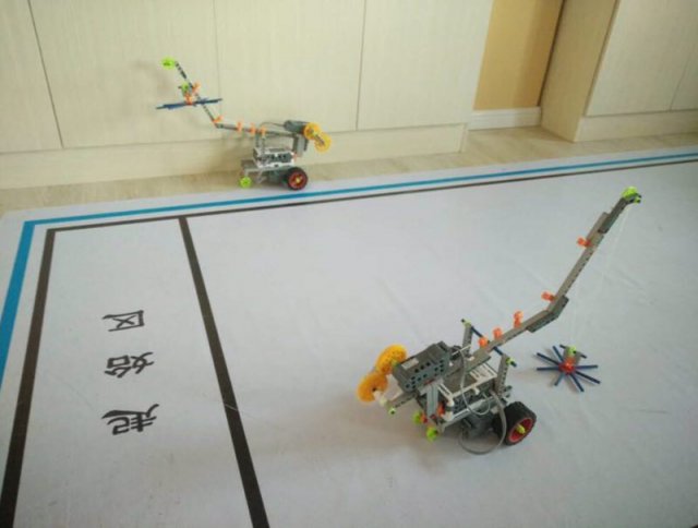 小长假百名娃在科学宫找到乐子，因为他们跟小机器人约了个会