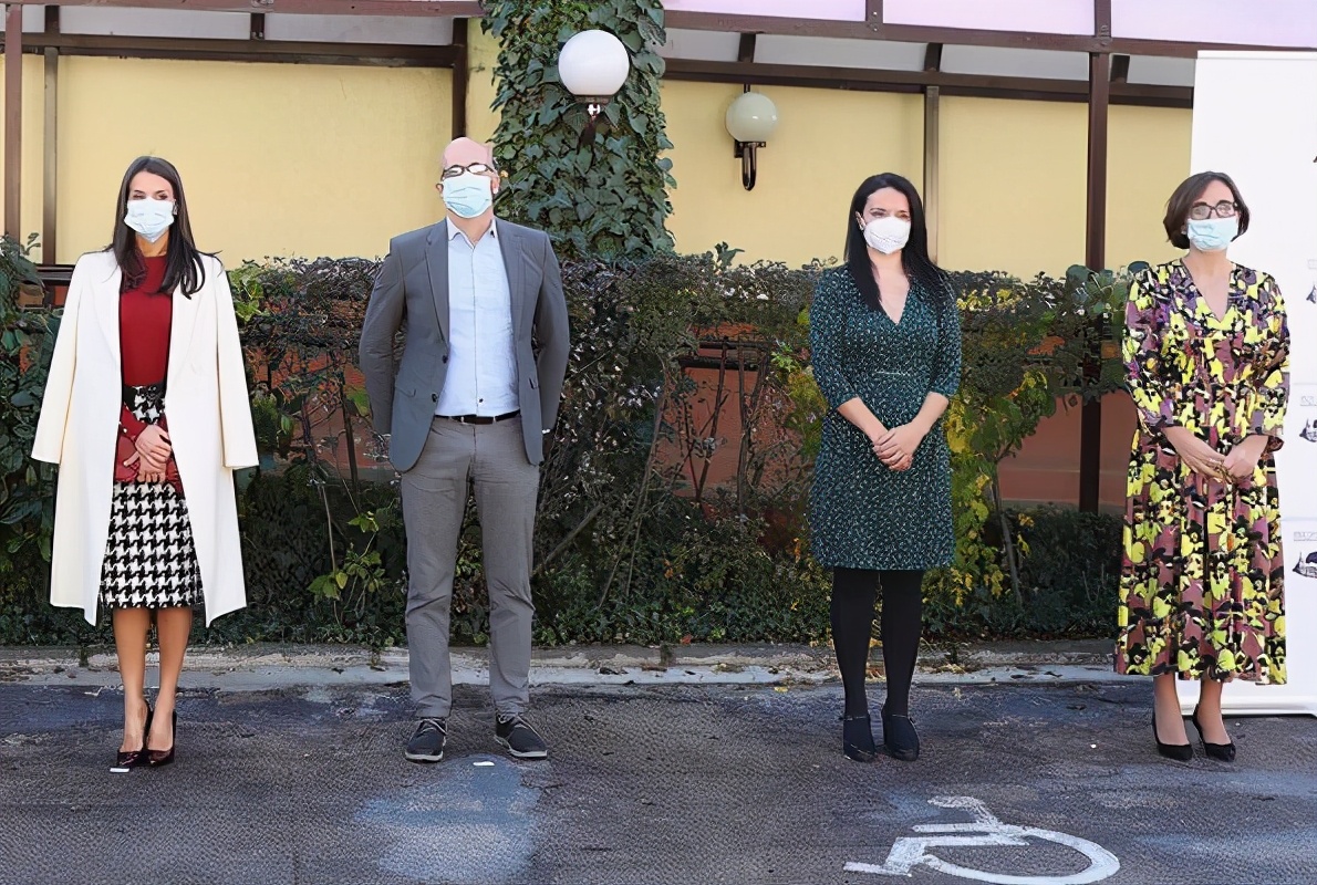 莱后这次让人眼前一亮啊！红毛衣配千鸟格裙，纯白大衣霸气披上肩