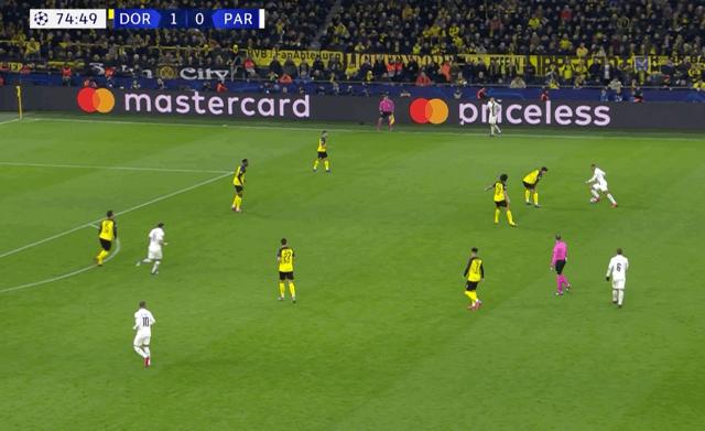 21岁的姆巴佩，深情的目光望着哈兰德，满眼都是自己18岁的样子