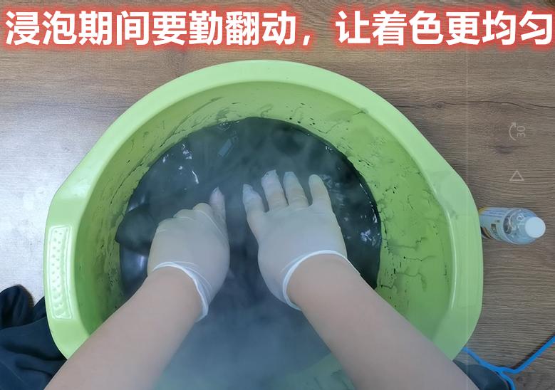 黑色被84腐蚀变色的衣服怎么复原,浸泡掉色的衣服可以恢复吗