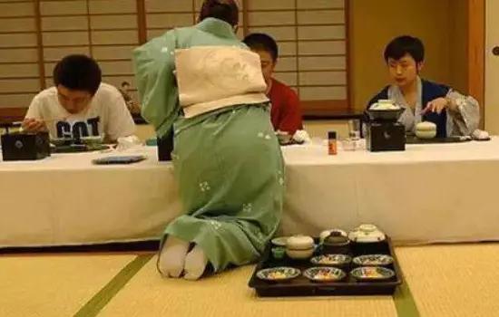 日本人进门脱鞋脚臭么,日本人脱鞋进屋脚臭怎么办