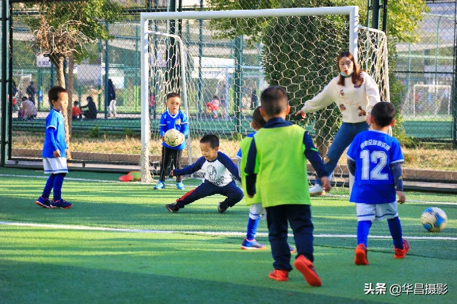 小孩足球训练15秒短视频,儿童足球爆发力和速度训练