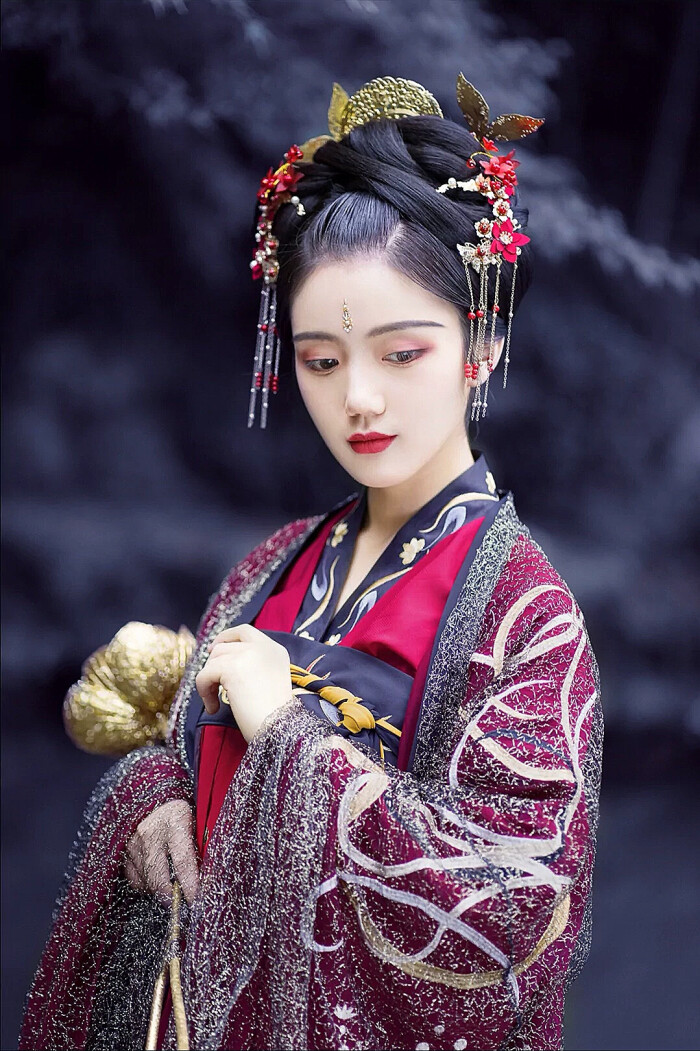 脸上有三颗痣的女人,古代下巴有痣的女人