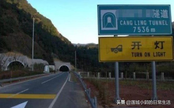 高速公路灯泡标志是什么意思,高速红灯闪烁是什么意思