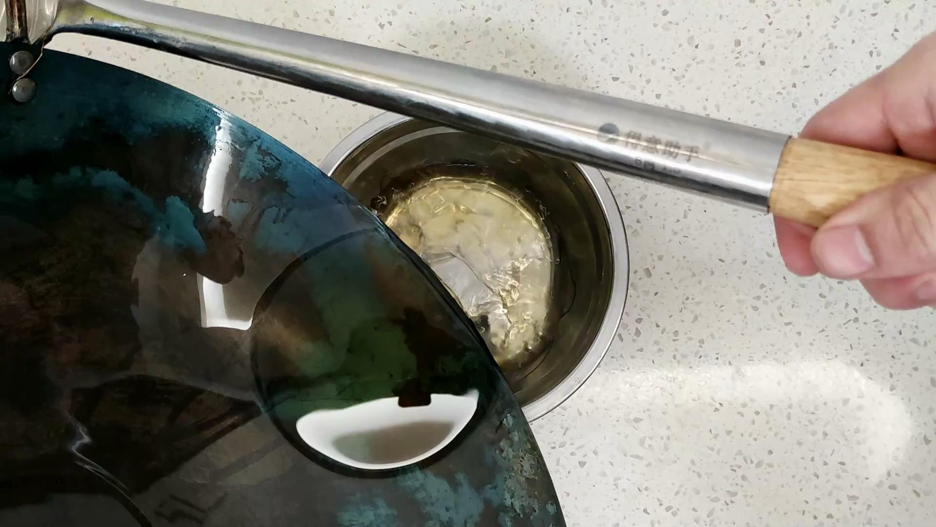 新铁锅不要直接用大厨教你开锅,新买的铁锅开锅不要猪肉