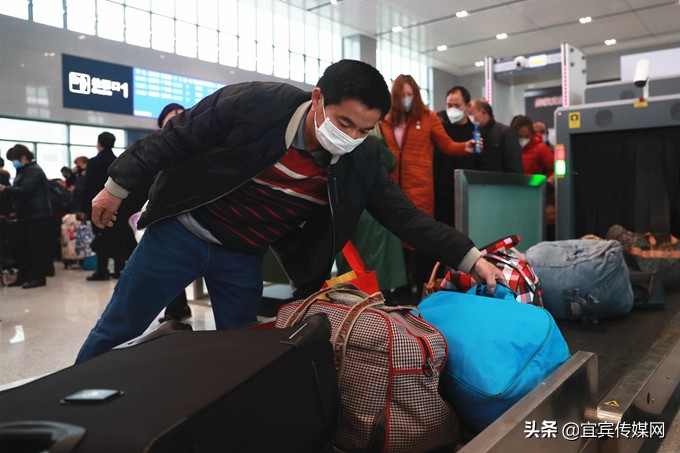 334名返岗人员在宜宾兴文站乘专列赴粤返岗