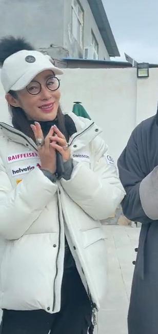 55岁张敏罕见晒照,张敏素颜