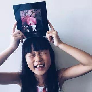 9岁小姑娘滑板视频,9岁滑板女孩