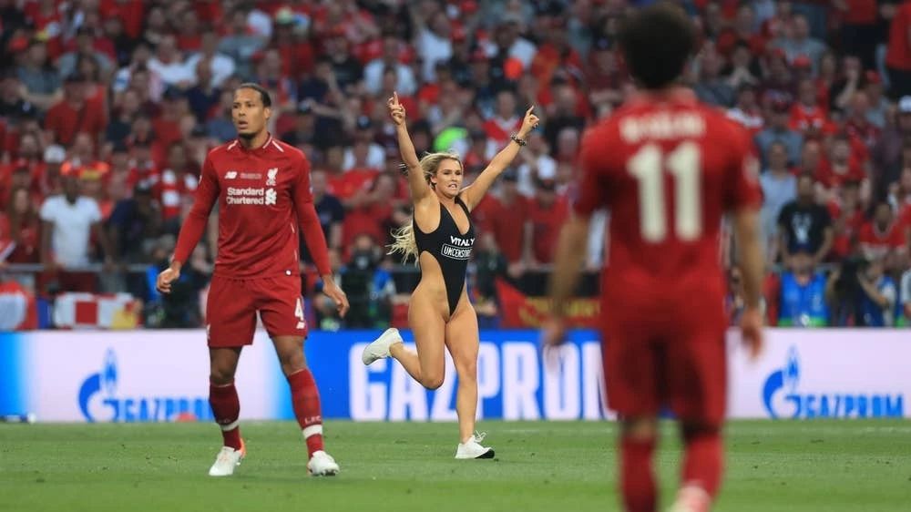 2019年欧冠决赛女球迷是谁,欧冠决赛女球迷闯入球场视频回放