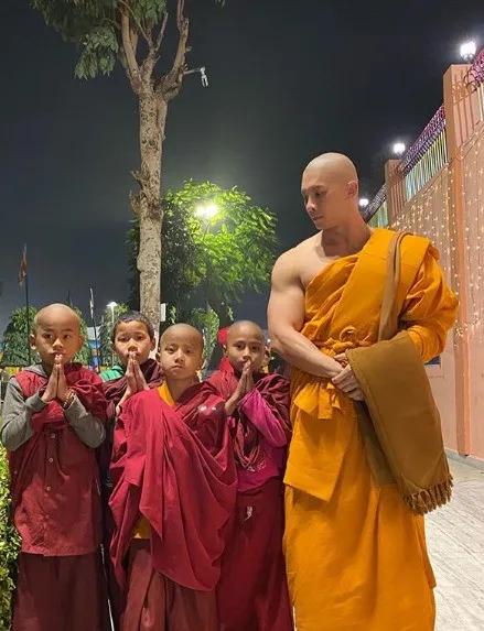 当和尚练出一身肌肉，是什么画风？这位泰国*男猛**颠覆了我的认知