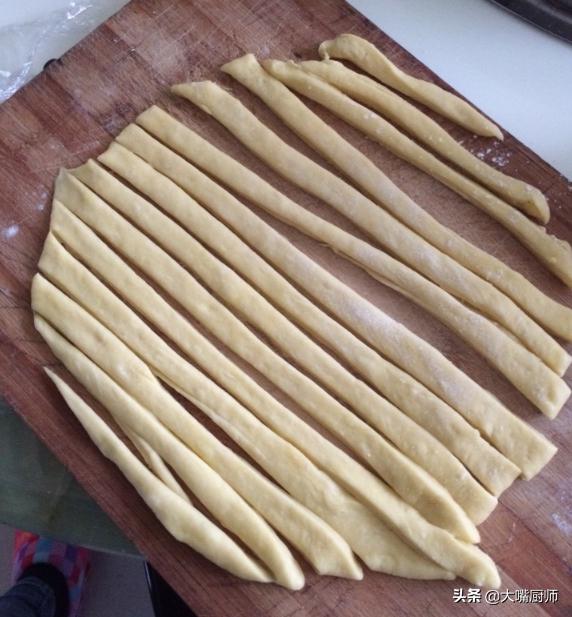 炸麻花咸香酥脆,炸酥脆麻花的家常做法