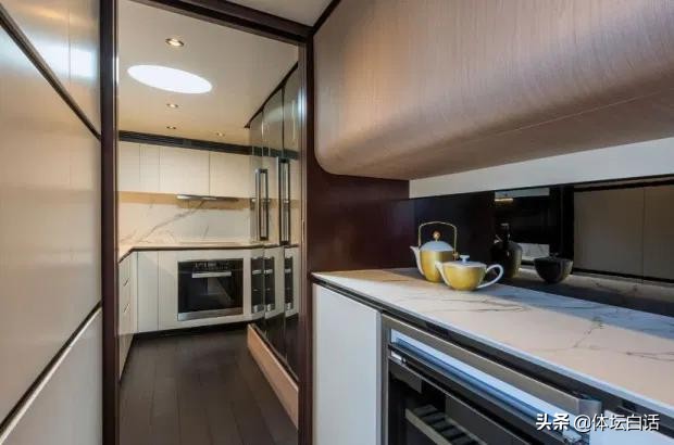 c罗豪气十足,c罗奢侈度假