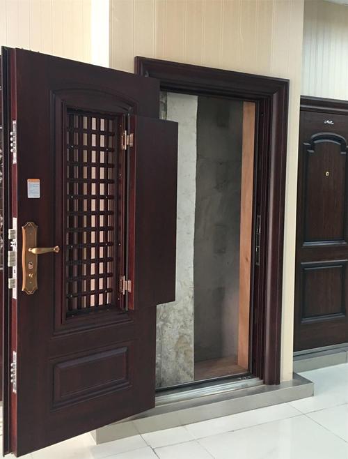 南北不通透的房子门上开洞,中间户不南北通透把门开个洞