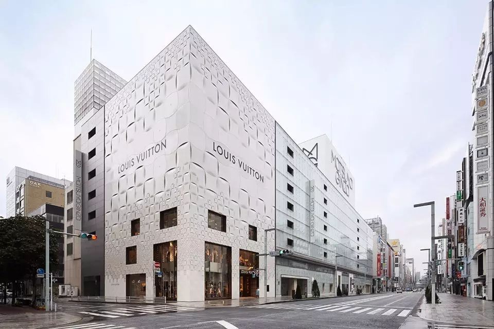 他是LV*用御**设计师，打造了五座LV旗舰店，用的竟是……