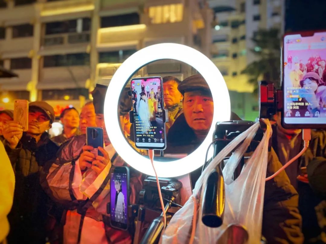 兼职“车模”,横店群演的AI新工作|甲子光年