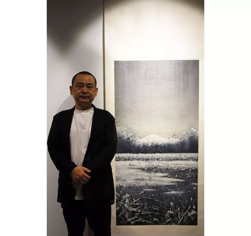 他说画画就是玩玩而已，一不小心成了艺术家