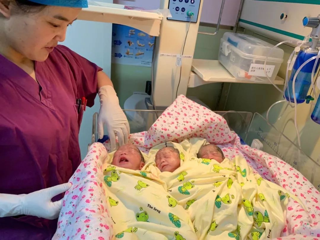 医生直接在医院生下三胞胎,三胞胎顺产惨剧