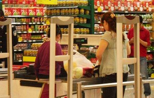 儿子偷偷回来买东西故意没扫码,孩子偷偷拿了超市的糖果怎么办