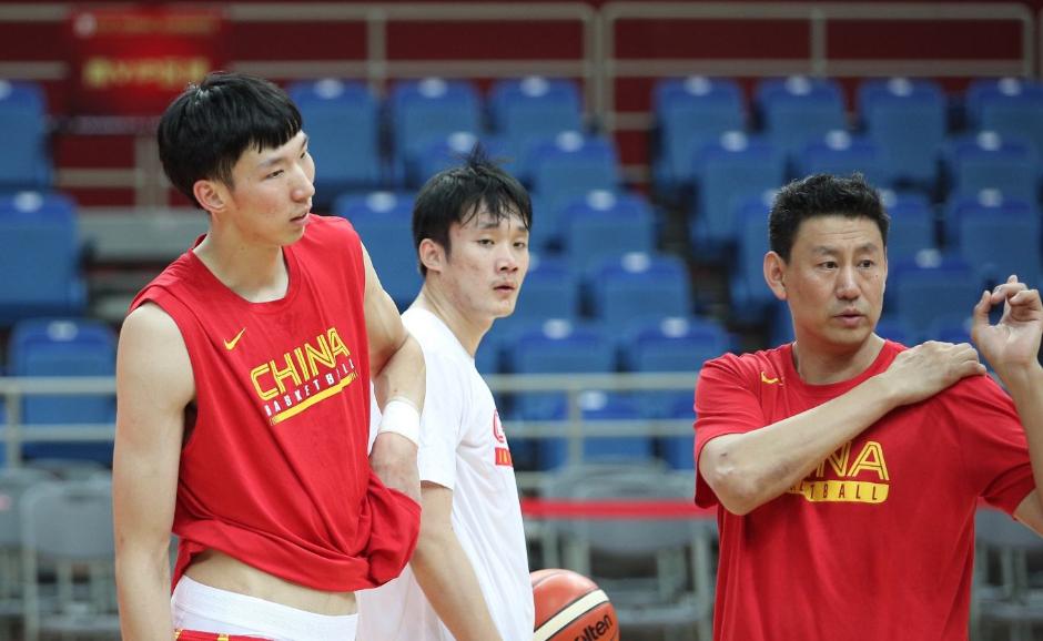 易建联孤胆英雄面对采访,易建联一位悲壮的孤胆英雄