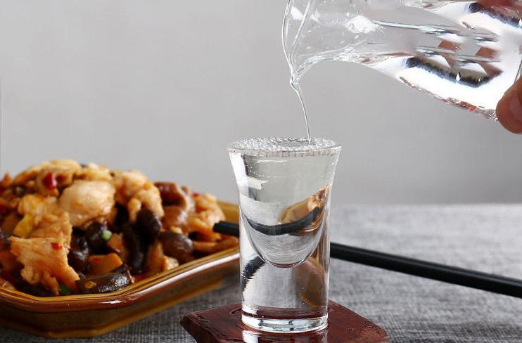 连资深老酒鬼都发怵的“深水*弹炸**”,究竟为何这么猛?