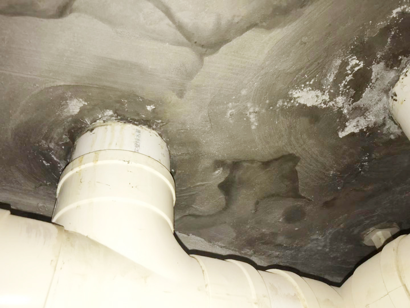 厕所漏水到外墙怎么处理,厕所漏水到楼下应该怎么解决