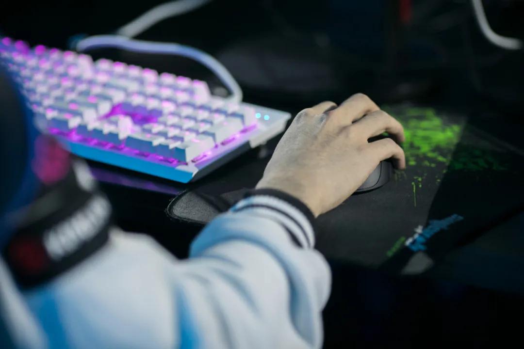 疯狂赚钱小游戏软件,电竞小酒馆软件