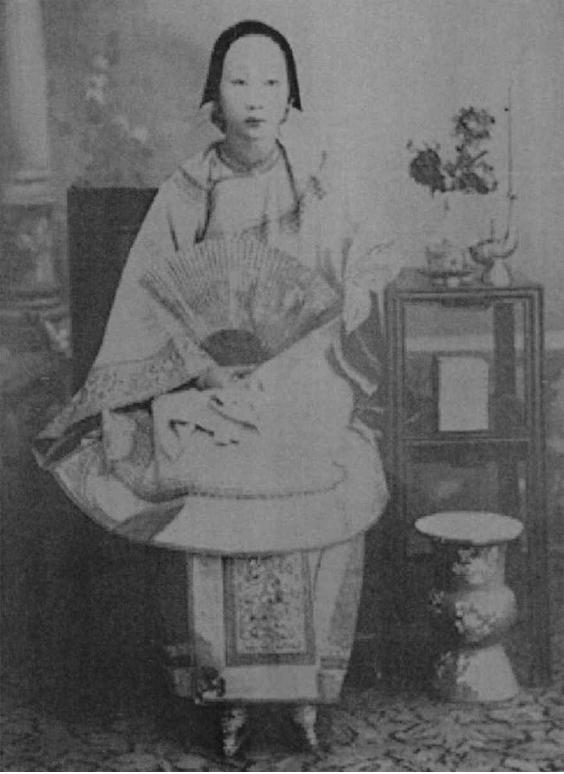 正说缠足一千年:三寸金莲如何从“贵族范儿”,变成了情色风