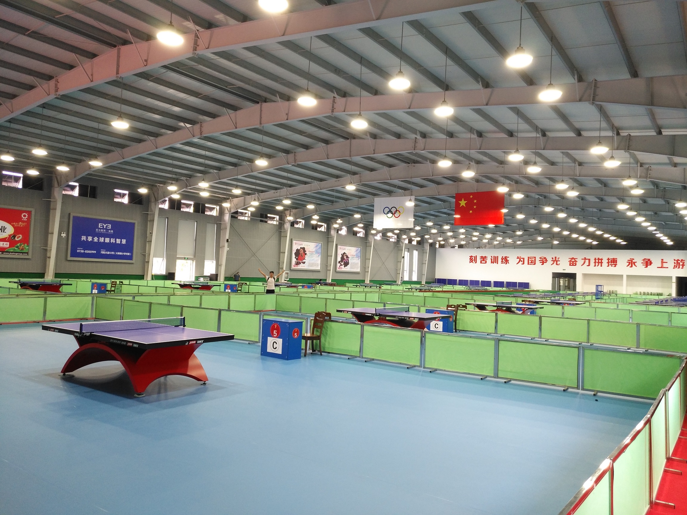 王楚钦夺冠赛后拆盲盒,王楚钦夺冠后灯光下