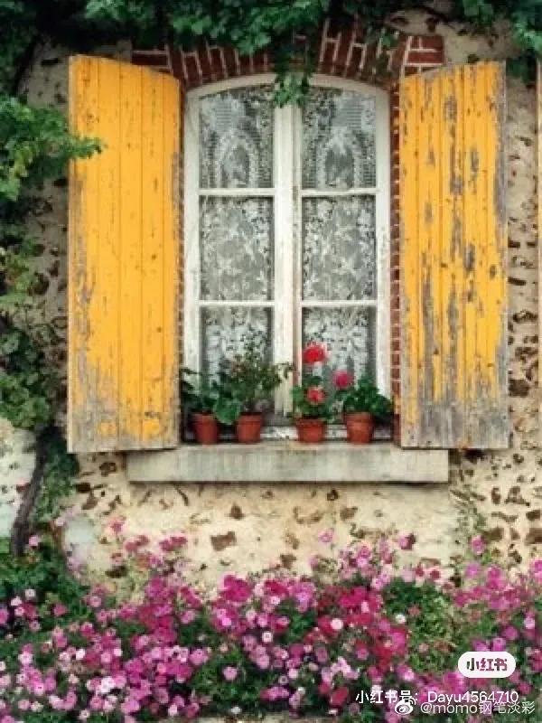 90后小姐姐在家里画画,90后小姐姐画画图片