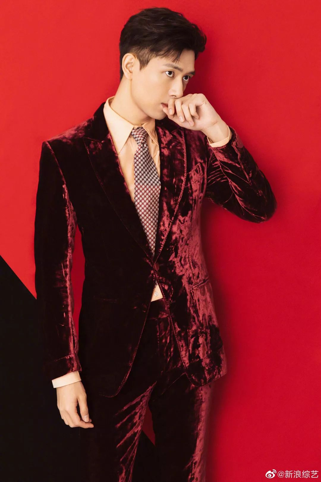 李现上演“西装杀”；椰子350春季配色全览