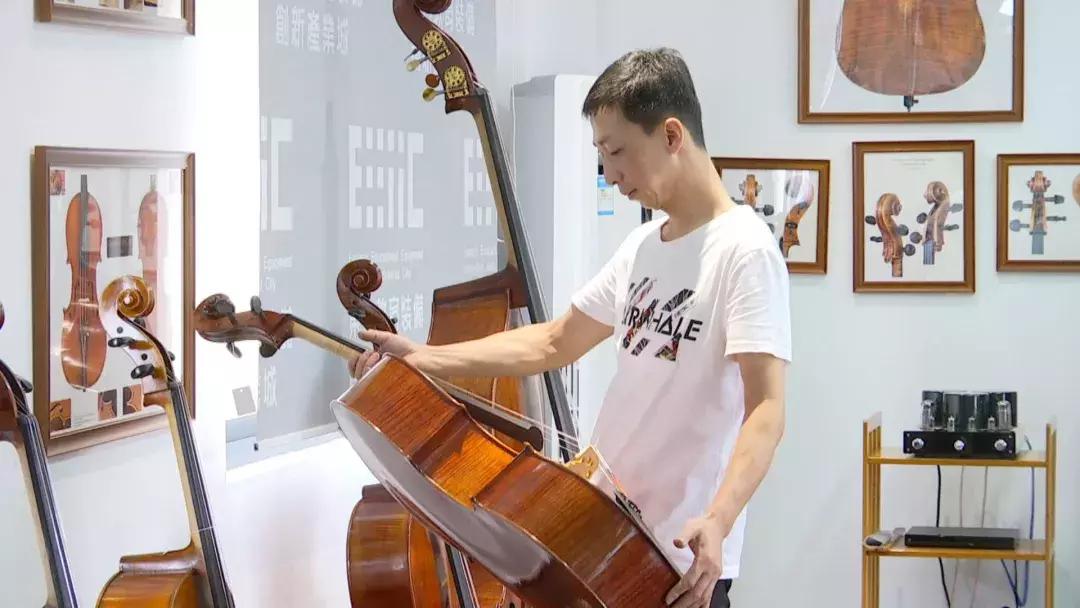 在海门有个能人，要修复一把近300年的德国大提琴