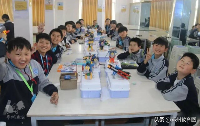 邓州市致远实验学校：桥边观鱼，竹下吟诗！真是师生进校入画来