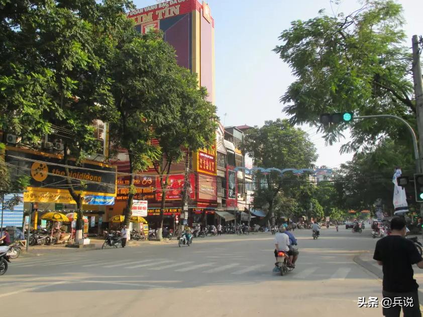 越南老兵重回当年战斗过的洞穴 (越南老兵回忆丛林战争)