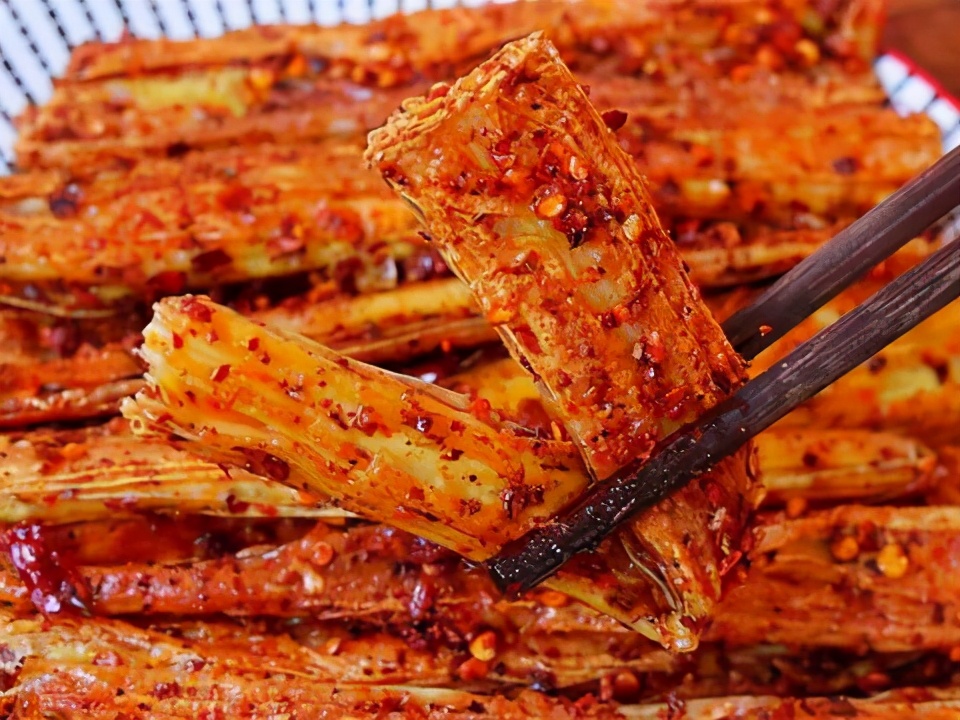 只有高中学历，凭借几毛钱辣条创收300亿，刘卫平到底有多狠？