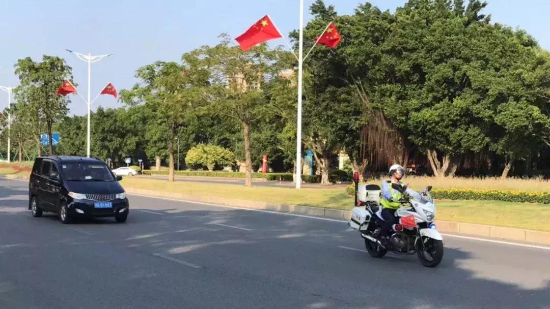 82岁老人中暑晕倒三人相救,80岁老人暑天中暑呕吐