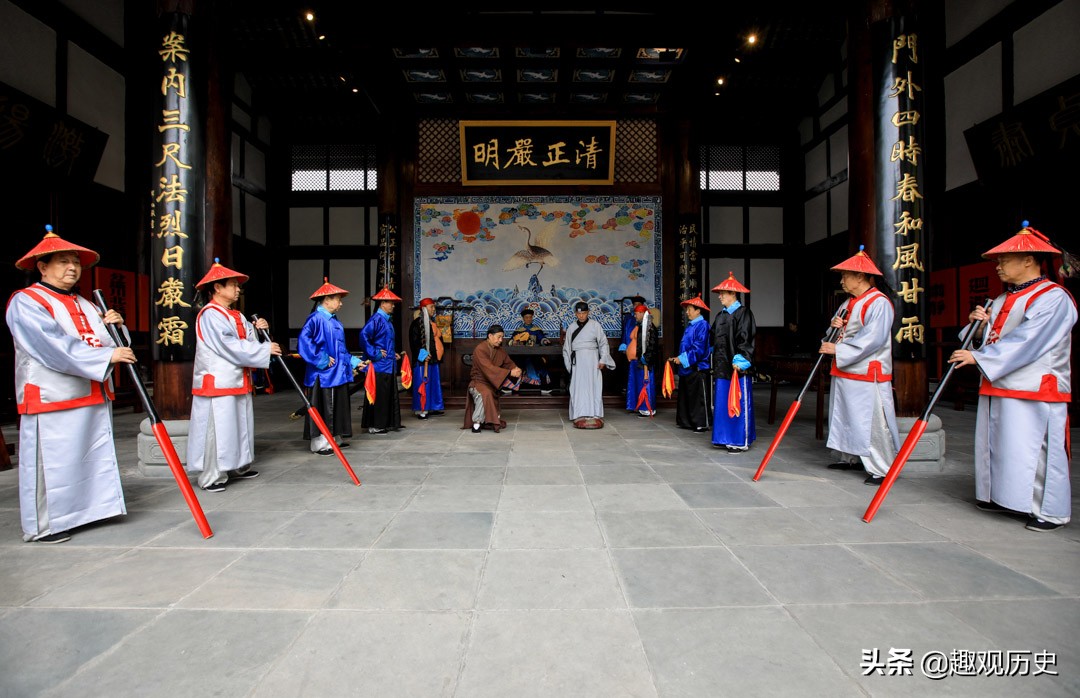 古人押送流放女犯,古代衙役押解女犯流放