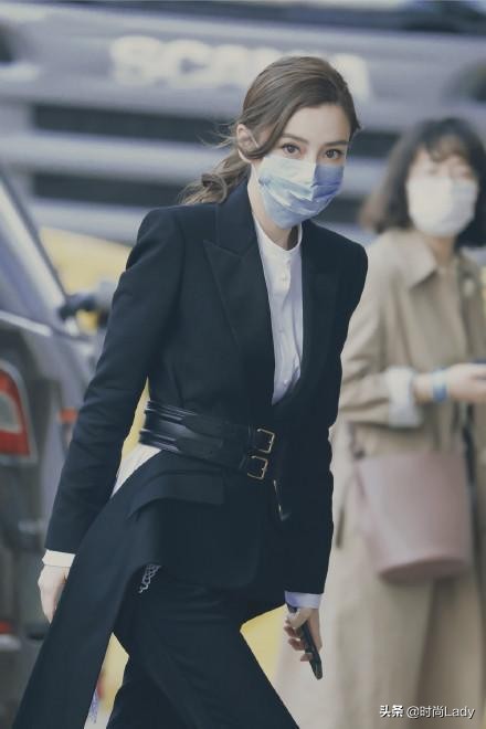 行即,行即裙裾扫落梅翻译