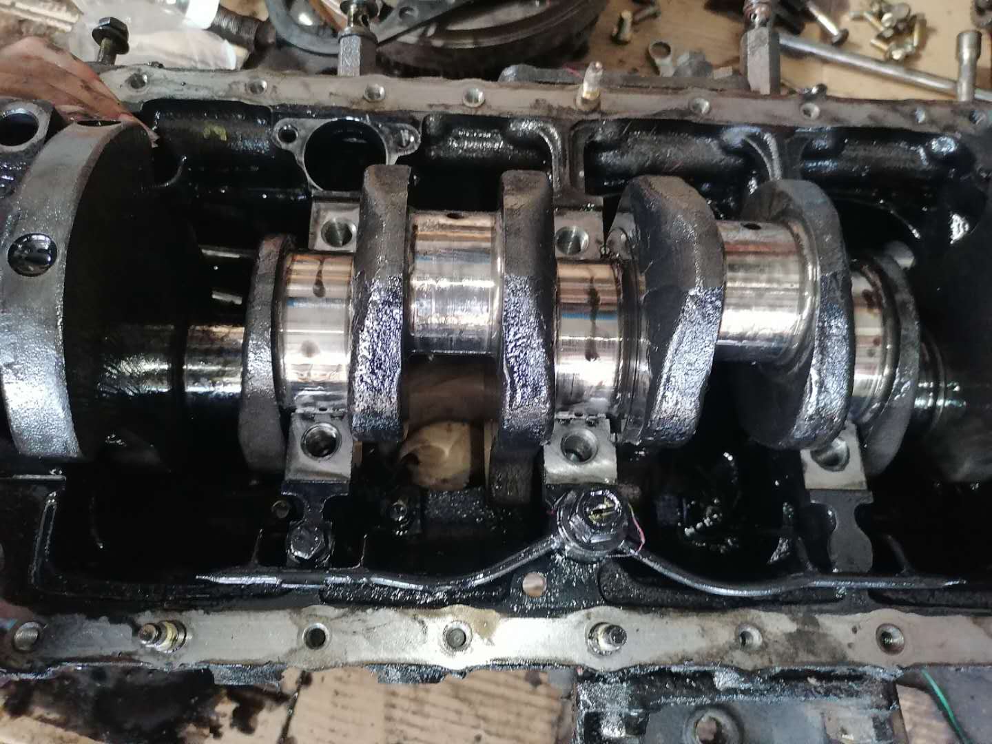 发动机冒白烟蓝烟烧机油,尾气大量冒蓝烟要不要大修发动机