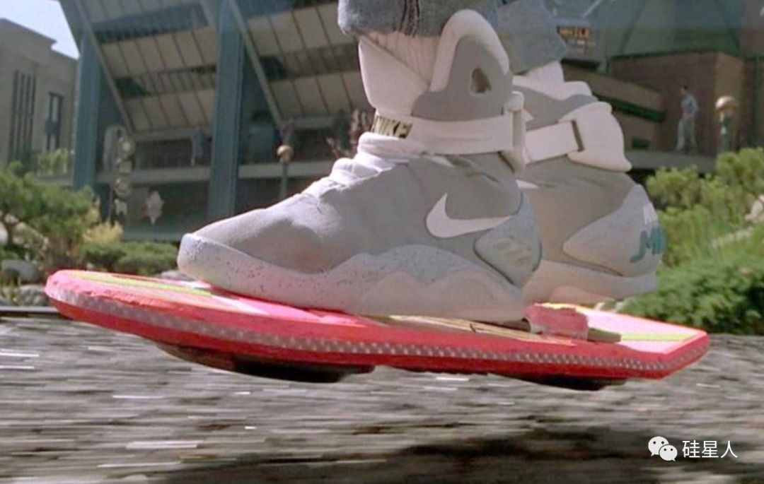 耐克自动系鞋带的鞋,回到未来耐克鞋真是自动系鞋带吗