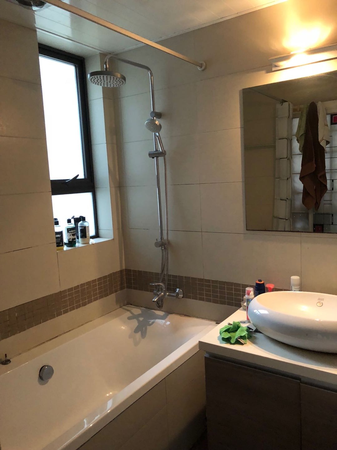 103㎡收纳满分，电动窗帘、上轨道移门和阳台吧台让家一键变高级