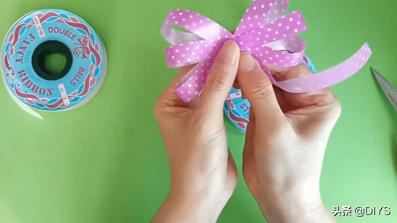 塑料彩带蝴蝶结的打法图文,多根彩带蝴蝶结的打法