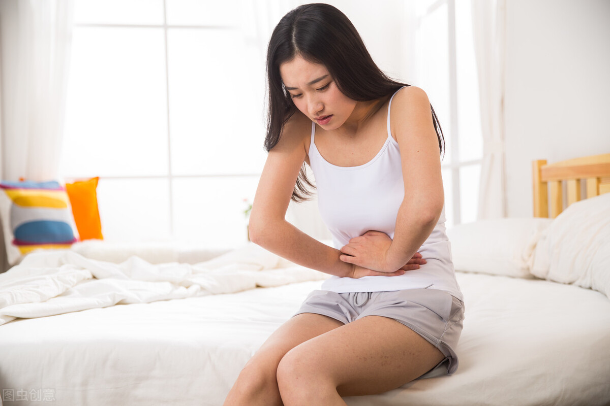 女性裤子湿湿的有异味是不是怀孕,女士裤头有白带什么原因