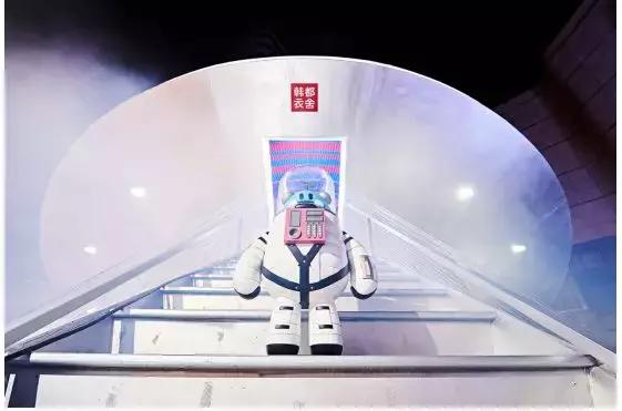 碰瓷香奈儿嘲讽ZARA，还坐拥6千万粉丝，这个戏精品牌凭什么上位