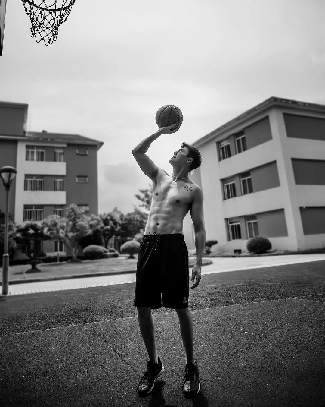 李现有没有腹肌,李现的真腹肌