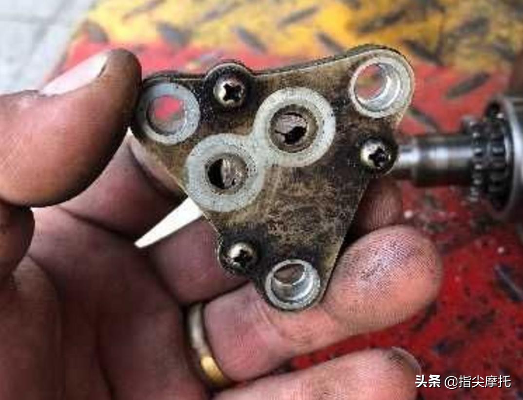 摩托车启动杆踩不动曲轴抱死,摩托车拉缸启动杆踩不下去吗